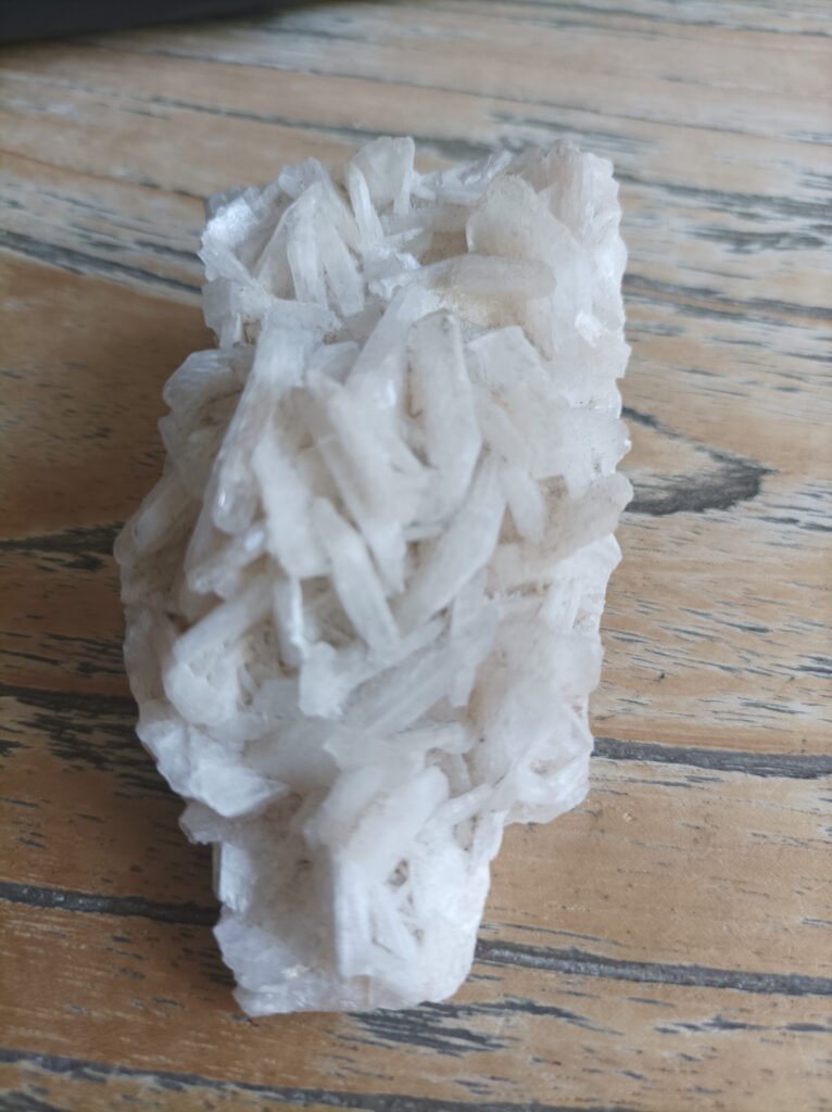 Bariet Cluster op basalt (A090/MIRU-0025)