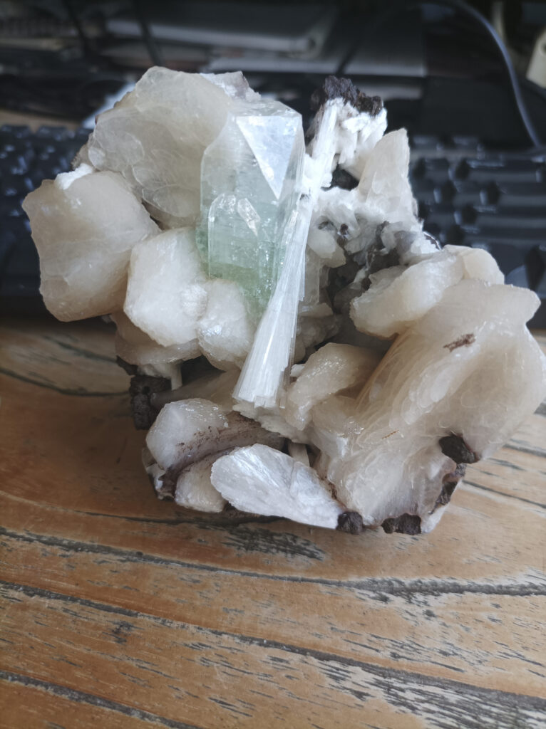 Groene Apofylliet met Scoleciet Naalden op Stilbiet (A094/MIRU-0026)