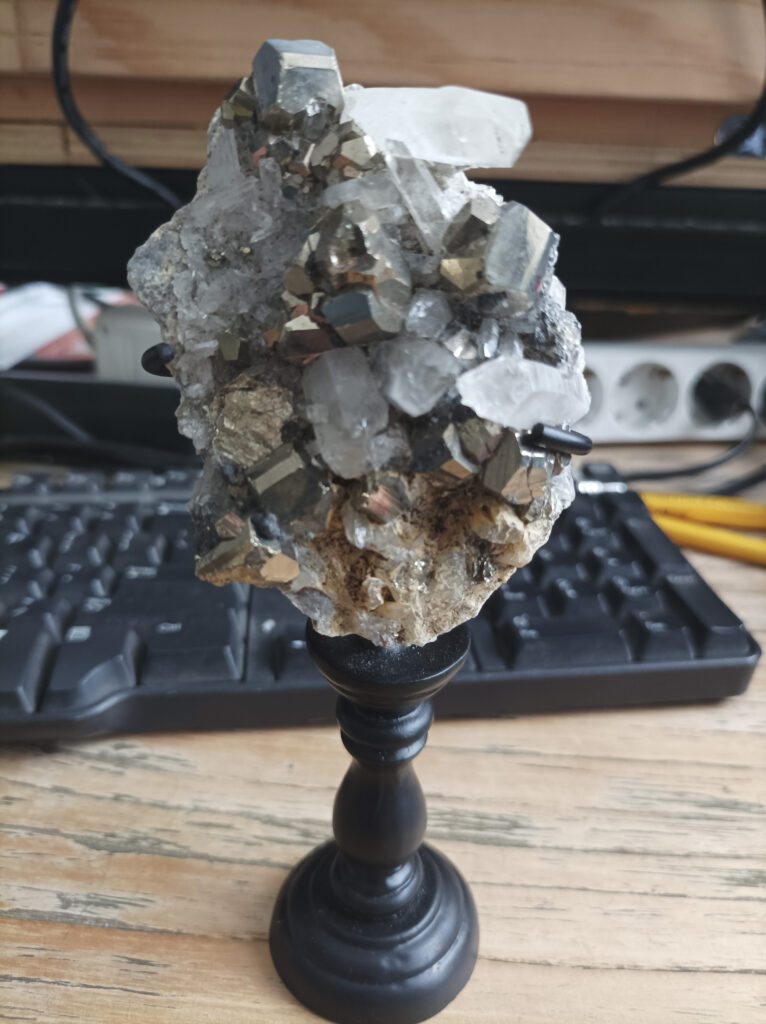 Pyriet met Bergkristal (A102/INST-0003)